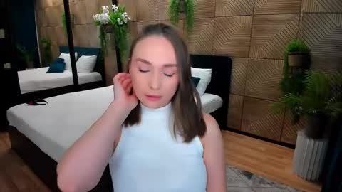 Emelie online show from October 2025 04:09:01 PM