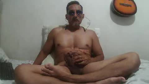 Snapshot of pieslatinos chatting on April 2026 05:40:01 AM pieslatinos online show from April 2026 05:40:01 AM