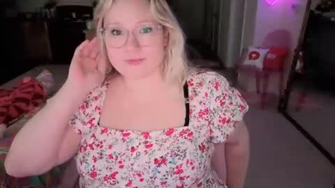 Snapshot of piggyrose chatting on July 2026 11:36:01 PM Piggy Rose online show from July 2026 11:36:01 PM