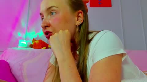 Snapshot of pinkk_lemonade chatting on July 2026 10:55:01 AM Mila online show from July 2026 10:55:01 AM