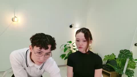 Snapshot of pinktwinss chatting on April 2026 08:50:01 PM Li long hair and Rude short hair online show from April 2026 08:50:01 PM