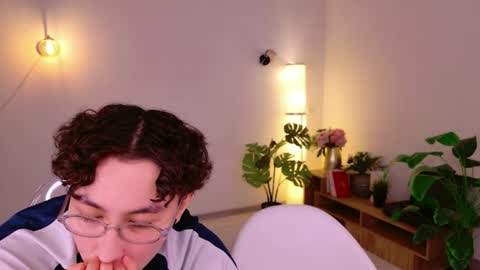 Snapshot of pinktwinss chatting on April 2026 08:57:01 PM Li long hair and Rude short hair online show from April 2026 08:57:01 PM