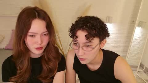 Snapshot of pinktwinss chatting on April 2026 09:28:02 PM Li long hair and Rude short hair online show from April 2026 09:28:02 PM