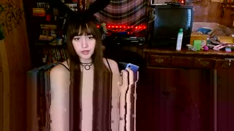 Izzy online show from November 2025 05:01:02 PM