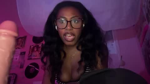 Snapshot of popasprincess chatting on February 2025 04:01:02 AM princess online show from February 2025 04:01:02 AM