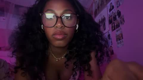 Snapshot of popasprincess chatting on February 2025 03:43:02 AM princess online show from February 2025 03:43:02 AM