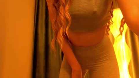 Snapshot of poppybloopy chatting on September 2025 06:35:01 PM April online show from September 2025 06:35:01 PM