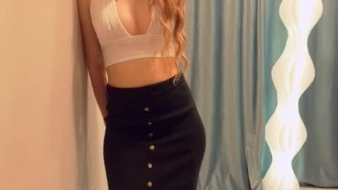 Snapshot of poppybloopy chatting on November 2025 06:32:01 PM April online show from November 2025 06:32:01 PM