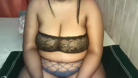 Snapshot of pretty_bums chatting on November 2025 11:59:01 PM chichi online show from November 2025 11:59:01 PM