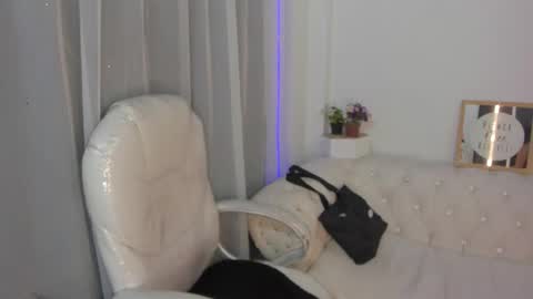 Snapshot of pretty_johnson_ chatting on December 2025 11:37:01 AM pretty online show from December 2025 11:37:01 AM