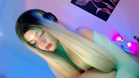 Snapshot of pretty_little_baby28 chatting on October 2025 05:36:02 AM Flor online show from October 2025 05:36:02 AM
