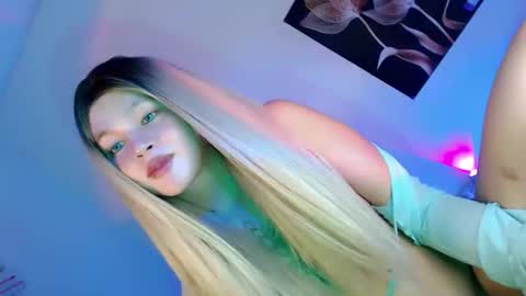 Snapshot of pretty_little_baby28 chatting on October 2025 05:15:02 AM Flor online show from October 2025 05:15:02 AM