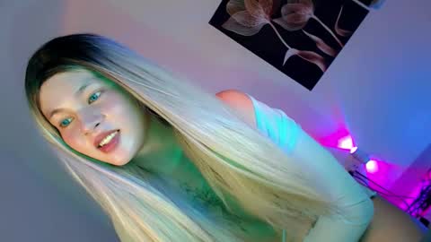 Snapshot of pretty_little_baby28 chatting on October 2025 04:54:01 AM Flor online show from October 2025 04:54:01 AM