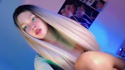 Snapshot of pretty_little_baby28 chatting on October 2025 09:37:01 PM Flor online show from October 2025 09:37:01 PM