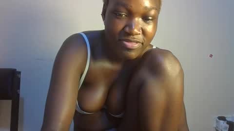 Snapshot of pretty_lucie chatting on April 2026 04:12:02 AM pretty_lucie online show from April 2026 04:12:02 AM