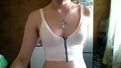 Snapshot of prettybella_7 chatting on June 2026 10:25:01 AM Bella online show from June 2026 10:25:01 AM