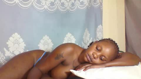 Snapshot of prettydarkskin002 chatting on September 2025 12:44:02 AM SHANIA online show from September 2025 12:44:02 AM