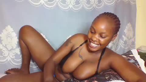 Snapshot of prettydarkskin002 chatting on September 2025 04:25:01 AM SHANIA online show from September 2025 04:25:01 AM
