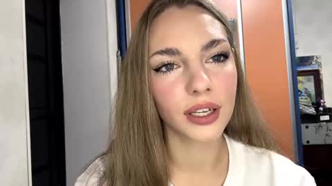 Amelia online show from November 2025 07:01:02 PM