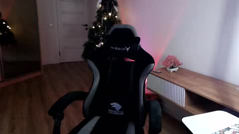 18 y.o online show from February 2025 07:10:02 PM