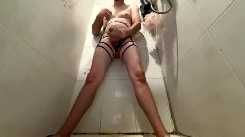 puffnplayla420 online show from October 2025 05:45:01 PM