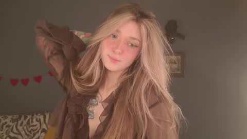 Snapshot of purple_averge chatting on April 2026 06:19:01 AM Bella online show from April 2026 06:19:01 AM