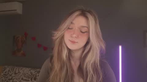 Snapshot of purple_averge chatting on April 2026 05:35:01 AM Bella online show from April 2026 05:35:01 AM