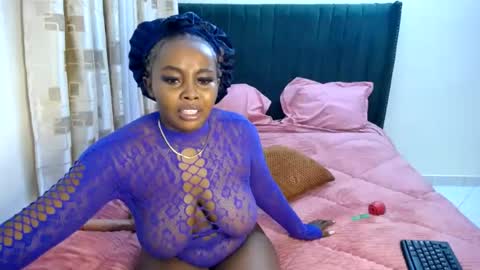 Snapshot of queen_doly chatting on June 2026 01:21:01 AM QUEEN DOLY online show from June 2026 01:21:01 AM