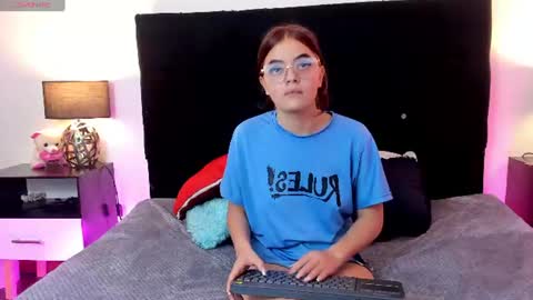 Snapshot of queen_misy chatting on June 2026 09:40:01 PM queen_misy online show from June 2026 09:40:01 PM