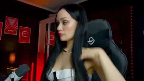 Snapshot of queenaliss chatting on January 2026 10:31:02 AM Your world and the universe Aliss online show from January 2026 10:31:02 AM