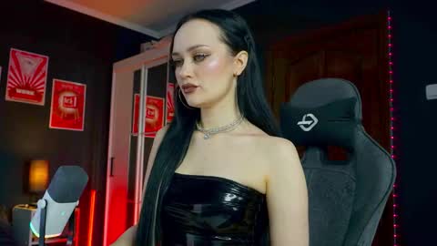 Snapshot of queenaliss chatting on January 2026 05:44:01 AM Your world and the universe Aliss online show from January 2026 05:44:01 AM