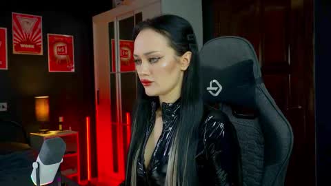 Snapshot of queenaliss chatting on February 2026 07:01:01 AM Your world and the universe Aliss online show from February 2026 07:01:01 AM