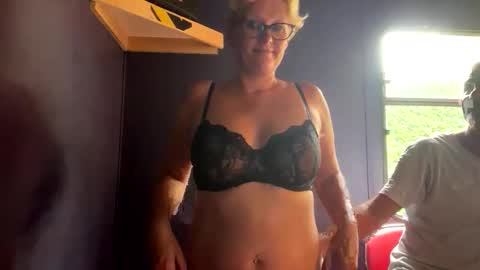 Snapshot of queenbeeangel chatting on May 2026 01:50:01 PM Angel online show from May 2026 01:50:01 PM