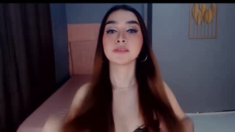 queenemeraldts online show from November 2025 02:23:02 AM