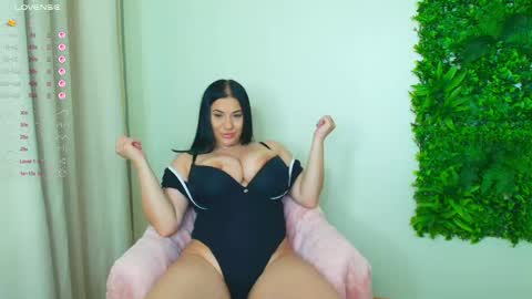 Snapshot of queenevamariaa chatting on April 2026 08:11:01 PM Help me to reach 150 K followers online show from April 2026 08:11:01 PM