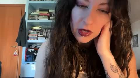 Snapshot of queenselket chatting on April 2026 10:28:01 AM queenselket online show from April 2026 10:28:01 AM