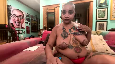 Snapshot of queensquirtntwerk chatting on March 2026 05:44:01 AM Queen Hilarity online show from March 2026 05:44:01 AM