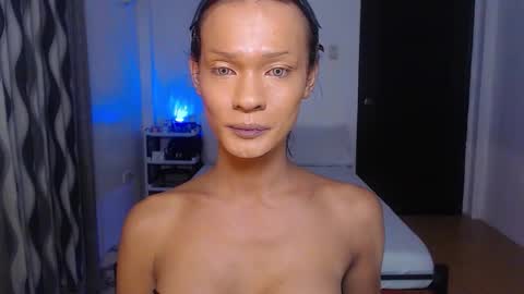 Snapshot of queenvalentinats chatting on November 2025 01:27:02 AM ValentinaMoone online show from November 2025 01:27:02 AM