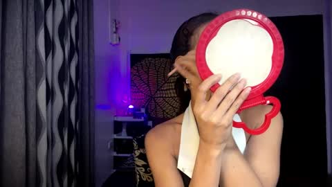 Snapshot of queenvalentinats chatting on December 2025 06:05:02 PM ValentinaMoone online show from December 2025 06:05:02 PM