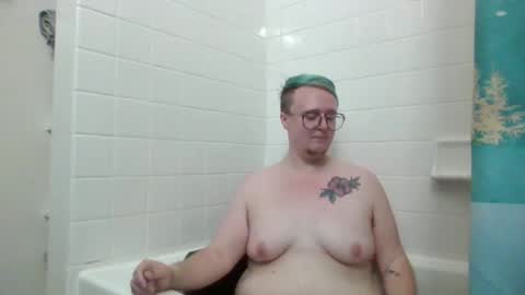Snapshot of queerlyjaz chatting on September 2025 06:40:02 PM queerlyjaz online show from September 2025 06:40:02 PM