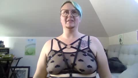 Snapshot of queerlyjaz chatting on September 2025 11:40:02 PM queerlyjaz online show from September 2025 11:40:02 PM