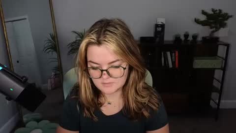 Snapshot of quervoqueen1 chatting on September 2025 03:43:02 AM Bri online show from September 2025 03:43:02 AM