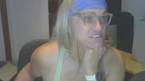 Snapshot of rachaelmorningxx chatting on April 2026 11:03:02 AM rachaelmorningxx online show from April 2026 11:03:02 AM