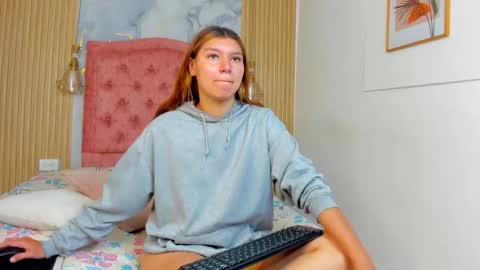 Snapshot of rachellesc chatting on March 2026 12:32:01 PM rachellesc online show from March 2026 12:32:01 PM