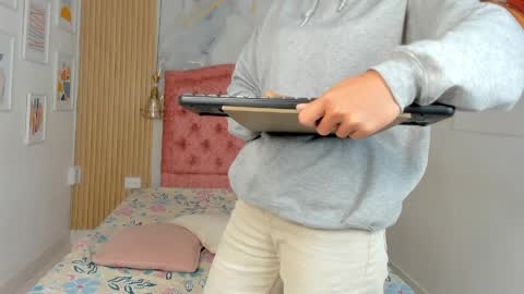 Snapshot of rachellesc chatting on April 2026 12:13:01 PM rachellesc online show from April 2026 12:13:01 PM