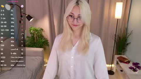 Karina online show from October 2025 09:37:01 PM
