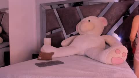 Snapshot of radiant_naomi chatting on April 2026 11:32:01 AM Radiant Naomi online show from April 2026 11:32:01 AM