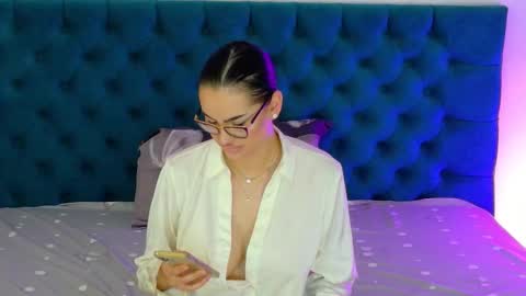 Snapshot of raeeamber_ chatting on November 2025 07:18:02 AM sweet peach online show from November 2025 07:18:02 AM