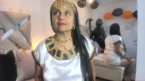 Raquel Moore  online show from October 2025 12:06:01 PM