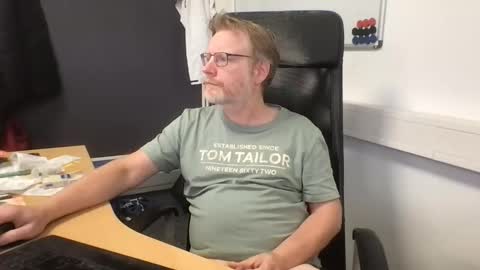 Raunchy me online show from November 2025 01:36:02 PM